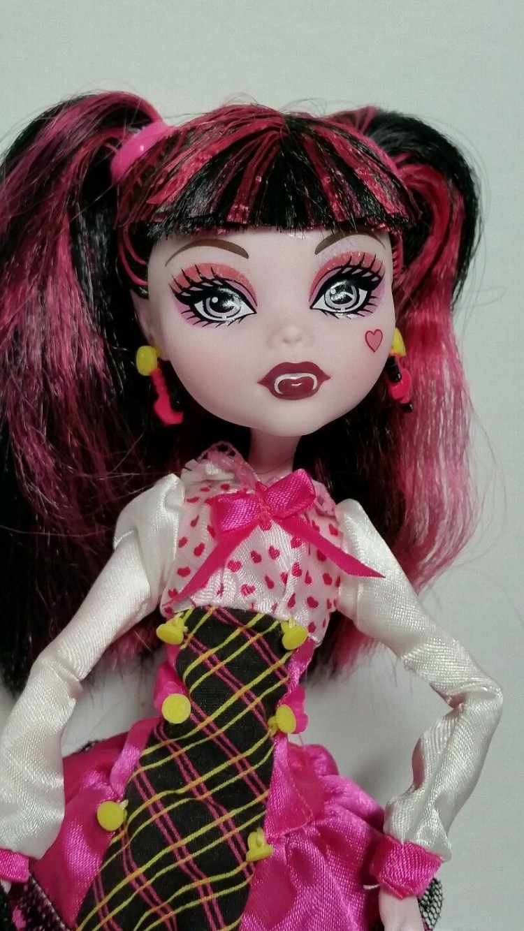 og draculaura doll