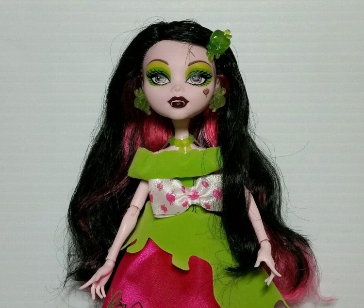 Monster High Scarily Ever After Snow Bite Draculaura Doll, - Out of the ...